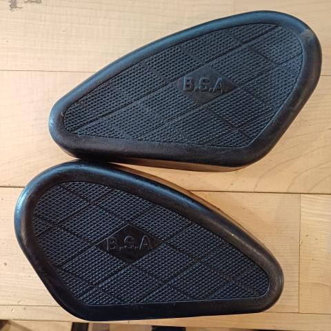 BSA Kneegrip Rubbers 4-hole /Pair