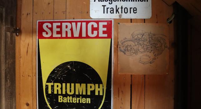 Triumph Batterien Service Sign 