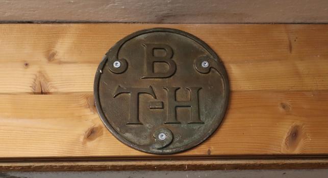 B T-H Sign
