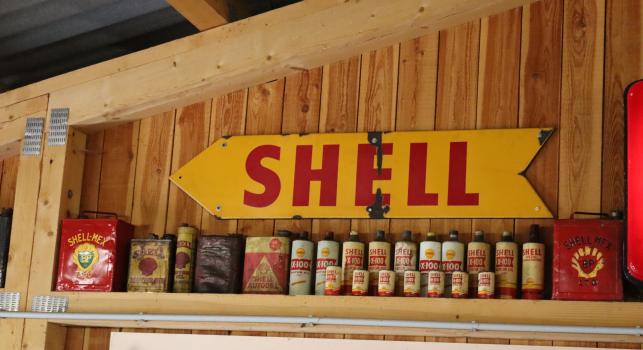 Shell arrow sign pointing left