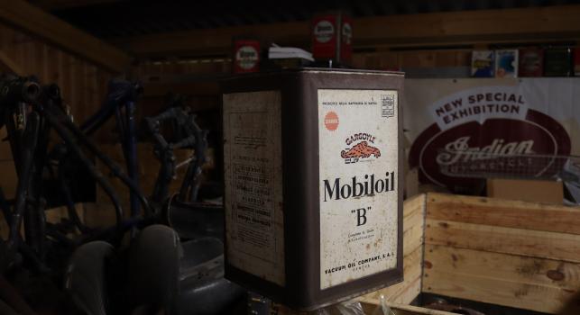 Mobiloil "B" can 