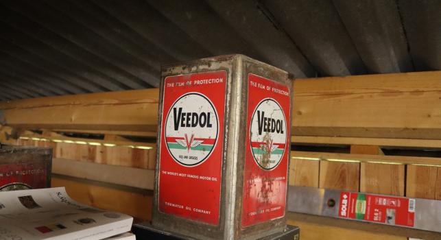 Veedol oil can