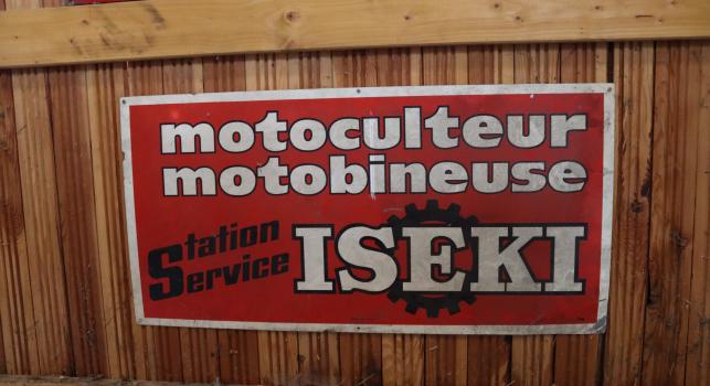 ISEKI Station Service Sign