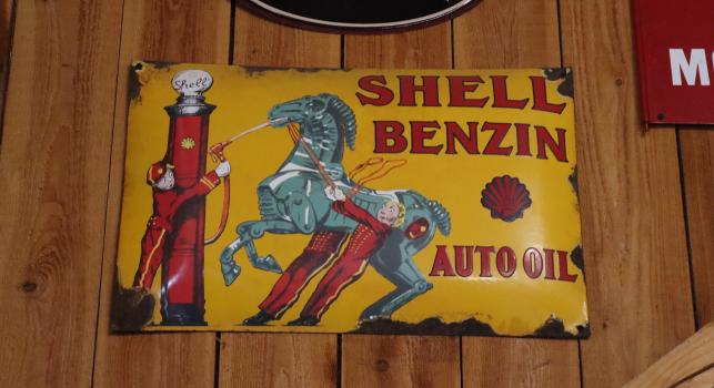 Shell Benzin Sign
