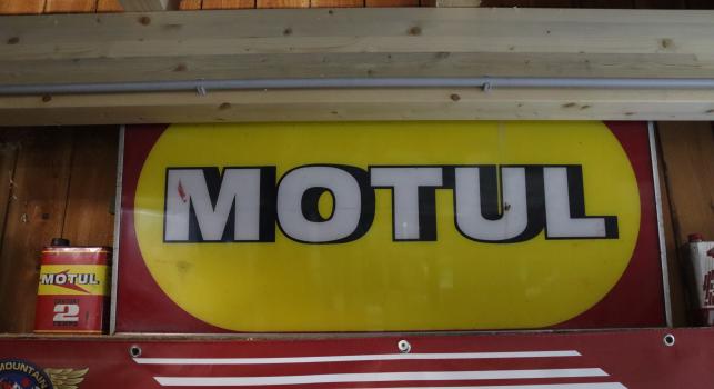Motul sign