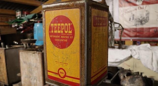 Teepol oil can