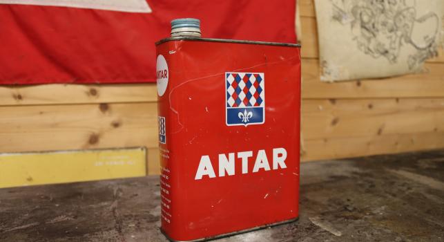 Antar oil can