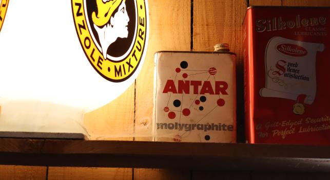 Antar oil can