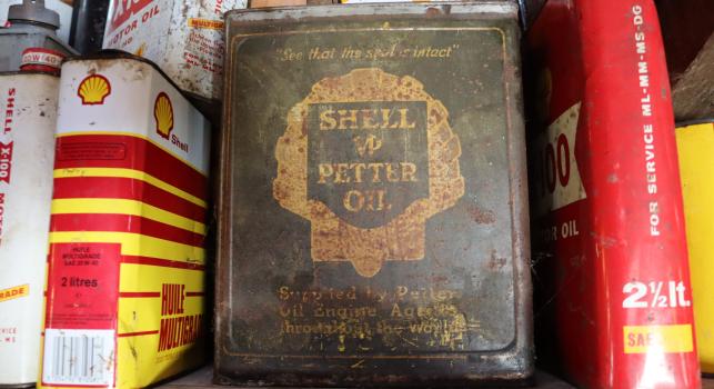 Shell VP Petter oil can
