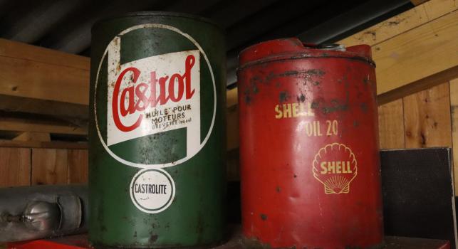 Castrol und Schell Oil cans
