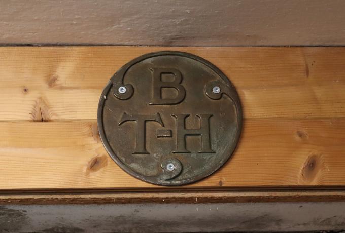 B T-H Sign