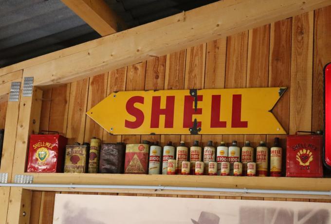 Shell arrow sign pointing left