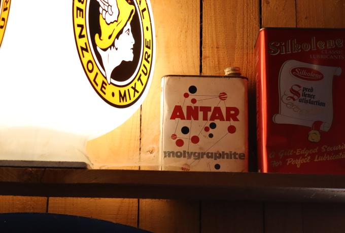 Antar oil can