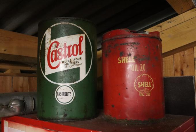 Castrol und Schell Oil cans