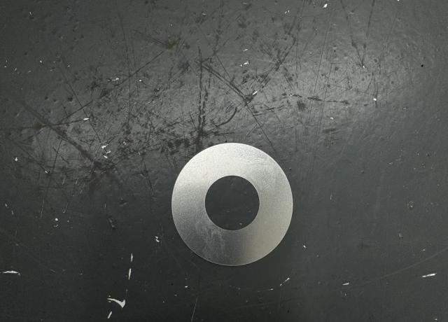 Crankcase oil retaining shim