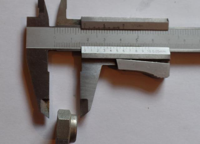 Triumph/Norton T-Type Mutter 7/16" UNC selbstsichernd